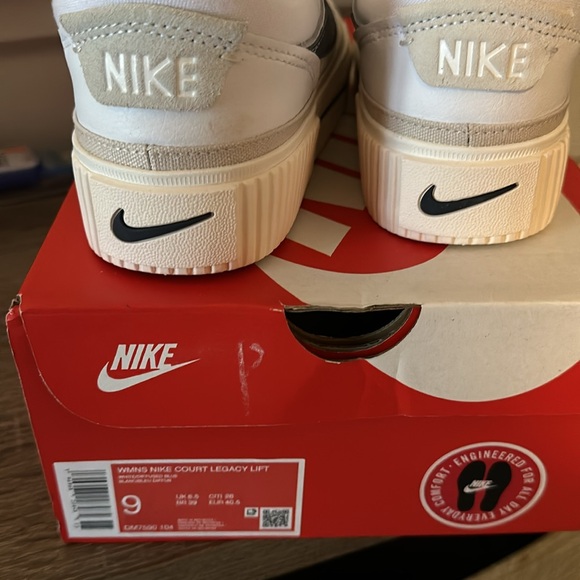 Woman’s court legacy lift NIKE sneaker size 9 Blue swoosh - Picture 7 of 7
